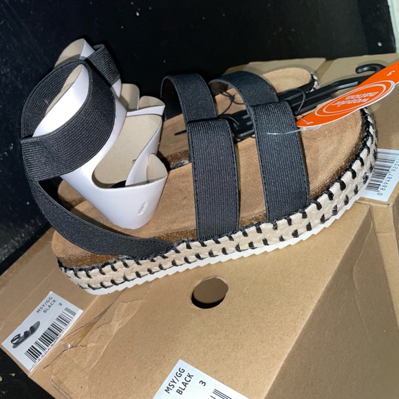 💥BULK OF 5 💥Hello Kitty Black and Red Sandals - Picture 4 of 5